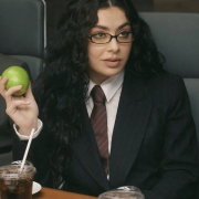 ����� ����